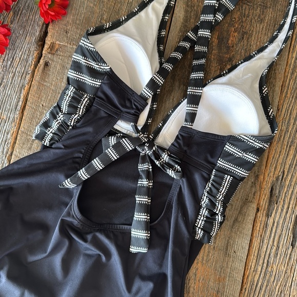 Clean Water Striped Black and White V-Neck One-Piece Swimsuit Size Large - Picture 5 of 10